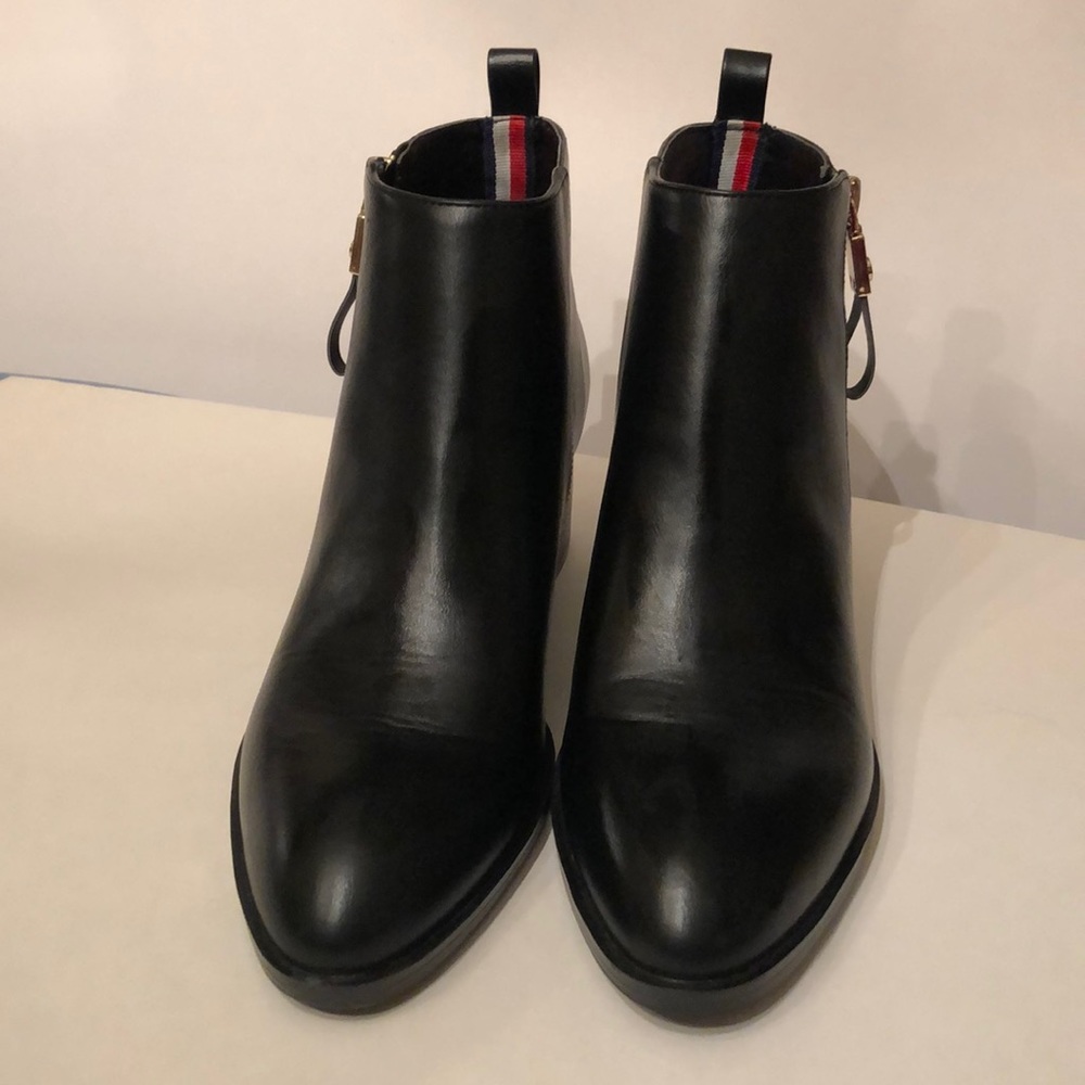 Tommy Hilfiger size 9.5 M ankle boot with 2" heel